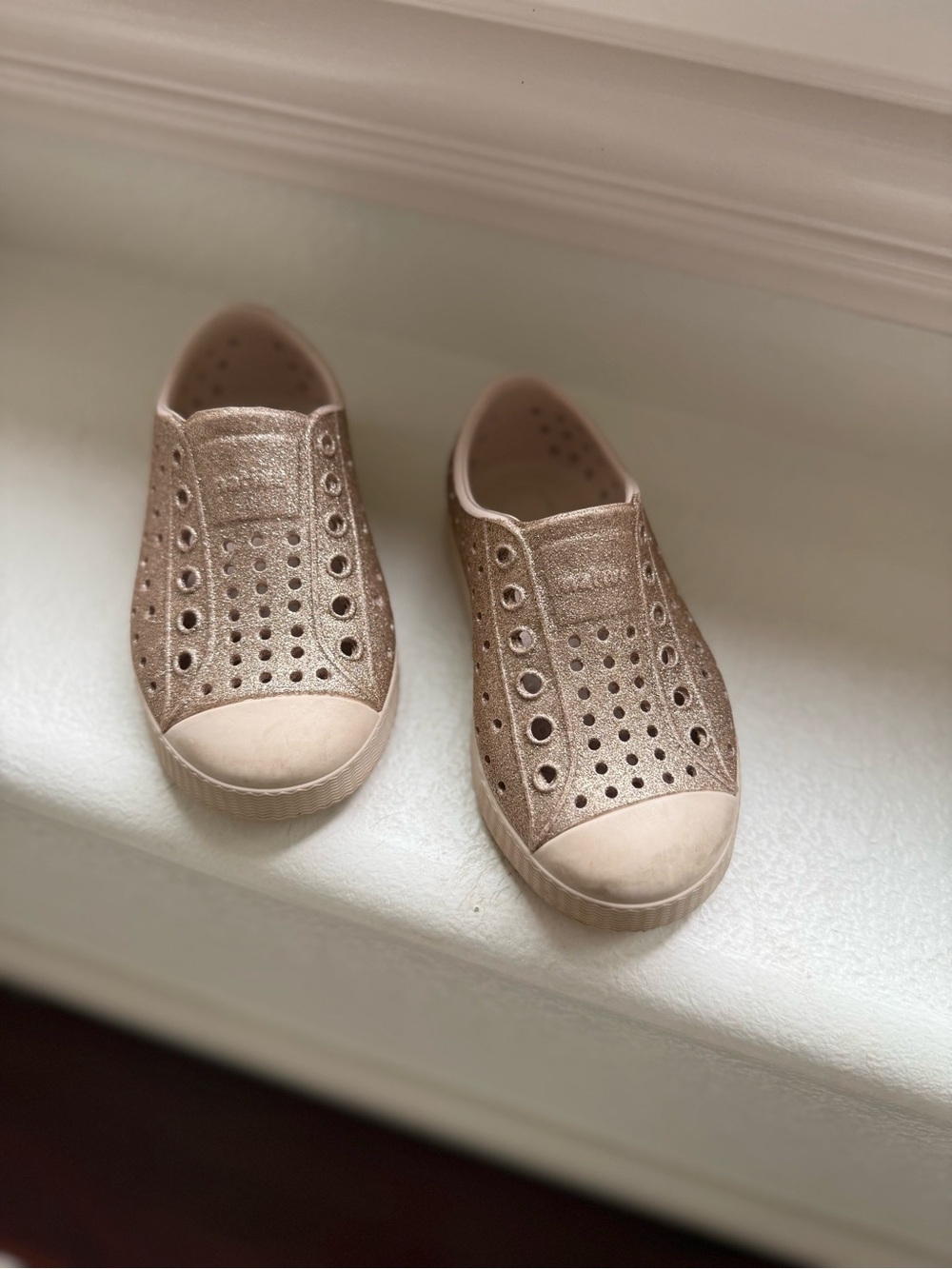 NATIVE Glitter Slip-On Kids Sneakers in Rose Gold